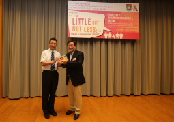 香港大學李嘉誠醫學院助理院長陳振勝教授（左）向平等機會委員會主席周一嶽醫生（右）贈送紀念品。